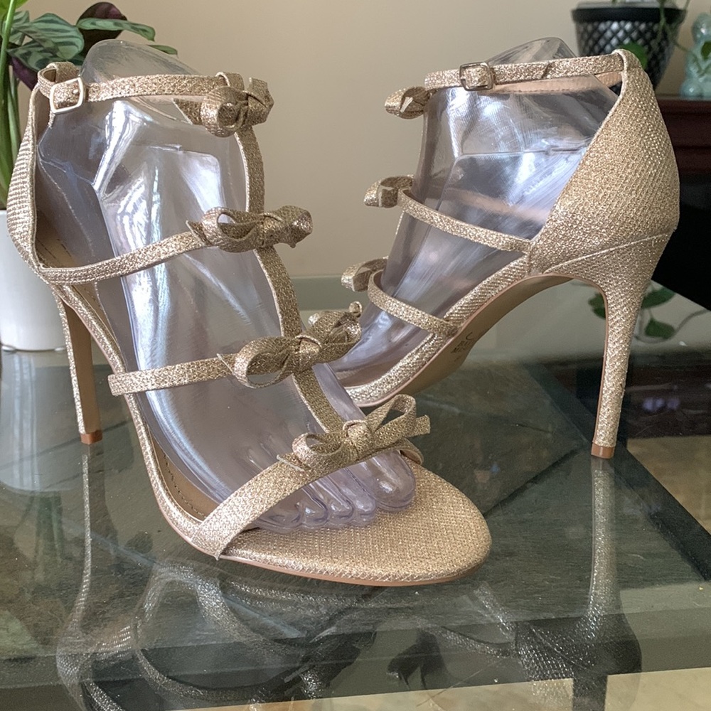 BELLE BADGLEY MISCHKA Bows Shimmer Pumps